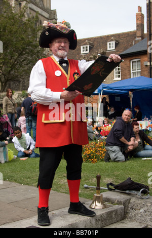 Stadtausrufer Streetart-Künstler Performer Kostüm Rochester fegt Festival Kent England Stockfoto