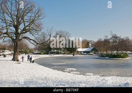 Bootfahren See Regents Park im Winter London England UK Stockfoto