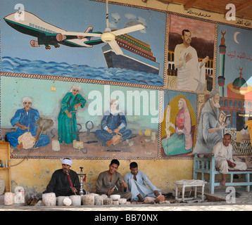 Senmut Alabaster Factory Hajj Haus in Gurna Luxor traditionelle Volkskunst Wandmalereien, arabische Kalligraphie und religiöse Symbole pilgern nach Mekka. Stockfoto