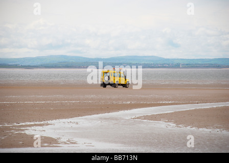 Gelber Strand Patrouille Land Rover auf Crosby Strand (Liverpool) Stockfoto