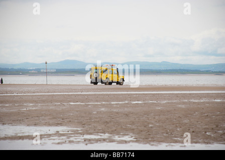 Gelber Strand Patrouille Land Rover auf Crosby Strand (Liverpool) Stockfoto