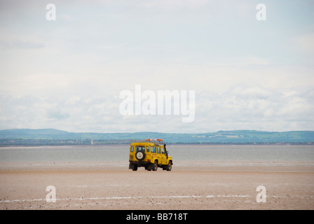 gelber Strand Patrouille Land Rover auf Crosby Strand (Liverpool) Stockfoto