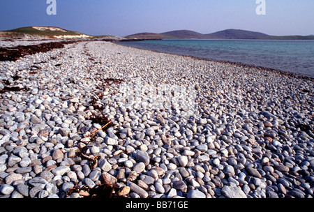 Fuß entlang der einsamen Kiesstrand Insel Berneray Schottland Stockfoto