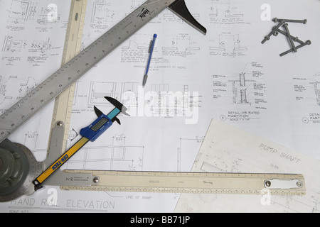 Zeichentisch mit Werkzeugen und Blueprint Stockfoto