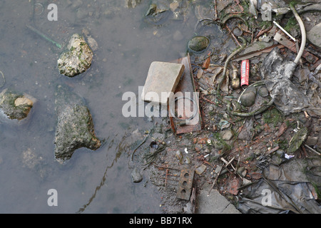 Verschmutzten Ufer Stockfoto