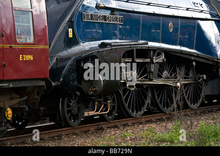 Nahaufnahme der Sir Nigel Gresley Klasse LNER A4 Pacific 60007 Lokomotive vor dem Bahnhof von Dundee UK Stockfoto