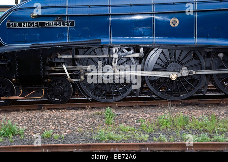 Nahaufnahme des Rades auf der Sir Nigel Gresley Klasse LNER A4 Pacific 60007 Lokomotive vor dem Bahnhof von Dundee UK Stockfoto