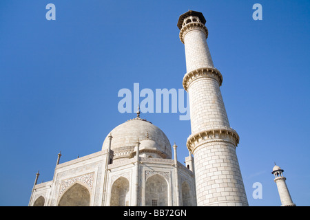 Zwei der vier Minarette und Kuppel des Taj Mahal, Agra, Uttar Pradesh, Indien Stockfoto