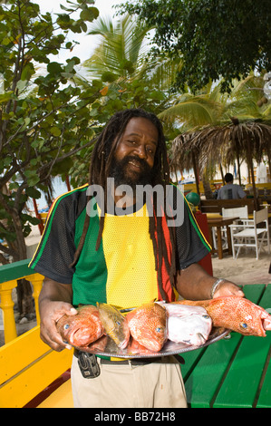 Kali Besitzer des Kali Strandbar mit Tablett mit Fisch St. Martin St. Maarten Stockfoto