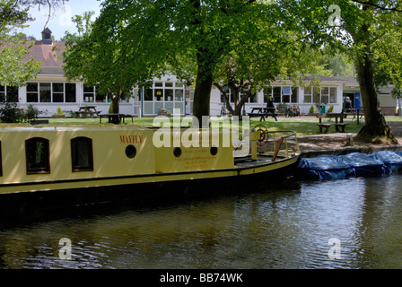 Basingstoke Canal Visitor Centre mit touristischen Reise Boot vertäut im Vordergrund, Basingstoke Canal, Mytchett, Surrey Stockfoto