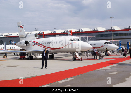 Dassault Falcon 900EX F-HBDA mit 2000EX HB-JET Business Jets auf EBACE Flugzeug-Messe am Flughafen Genf Schweiz Stockfoto