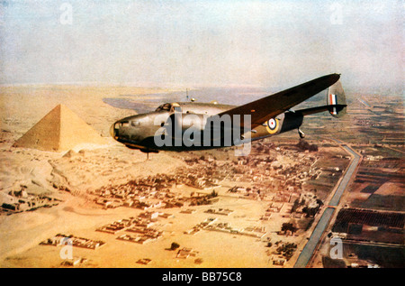 Lockheed Hudson über die Pyramiden 1942 Farbfoto von der RAF Aufklärer Bomber fliegen über Ägypten Stockfoto