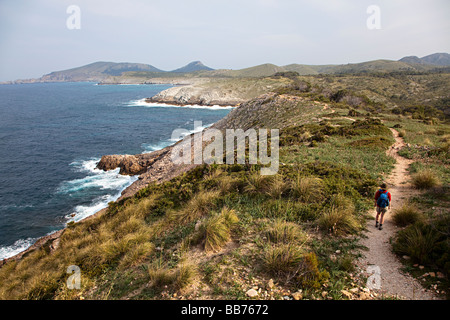 Frau am Küstenweg in Estrata im Osten von Mallorca Spanien Wandern Stockfoto