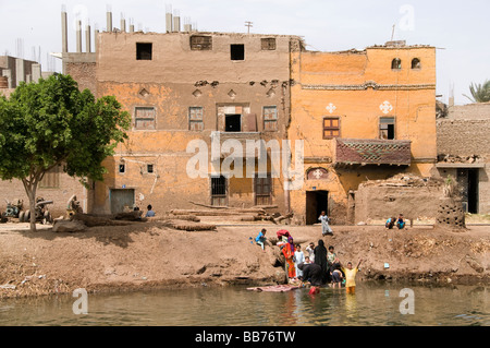 Nile River Ägypten Bauernhof Landwirtschaft Feld alte Bauerndorf auf dem Nil Stockfoto