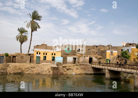 Nile River Ägypten Bauernhof Landwirtschaft Feld alte Bauerndorf auf dem Nil Stockfoto