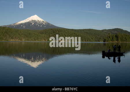 Fischer im Boot auf dem Lake Of The Woods in der Nähe von Mount McLoughlin Vulkan Cascade Mountains Stockfoto