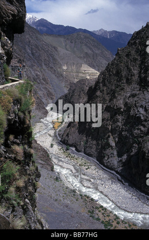 Traveller trekking Bewässerung Wasser Kanal Kalash Tal Chitral Khyber Pakhtunkhwa (war North West Frontier Province) Pakistan Stockfoto