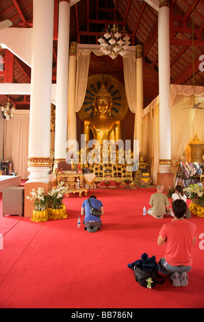 Menschen Knien vor dem Buddha am Wat Phra Singh in Chiang Mai Thailand Stockfoto