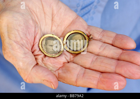 Hand der alten Frau mit antiken Porträts Stockfoto