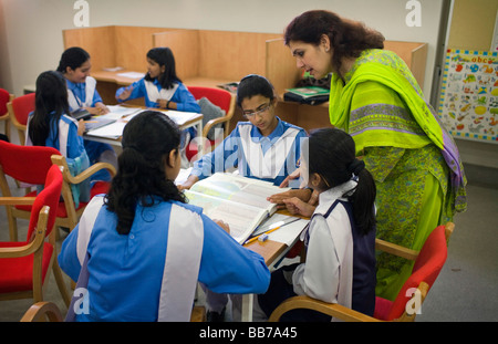 Studenten an Klasse am National Book Foundation in Islamabad Stockfoto