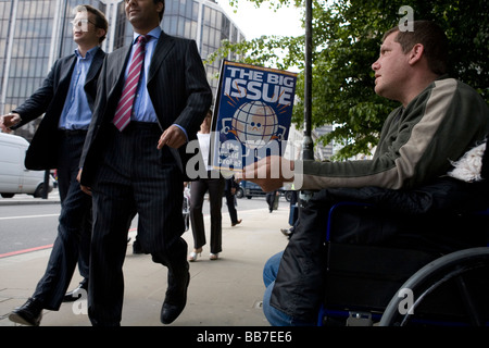 Behinderte Mensch Big Issue - Zeitung für Obdachlose - in der Londoner City zu verkaufen Stockfoto