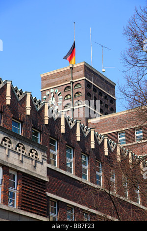 Symbolik, Schlagzeuggeschäft, Trauer, Trauerbeflaggung, Deutschland-Fahne Auf Halbmast Zum Gedenken ein sterben 15 Mordopfer des Amoklaufes von Winnenden bin 11.03.2 Stockfoto