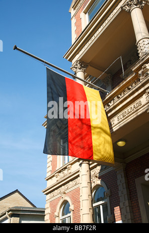 Symbolik, Gefühle, Trauer, Erinnerung, Flagge auf Halbmast, deutsche Flagge am Rathaus Sterkrade Hissen der Flagge zum Gedenken an die 15 Mordopfer aus dem Amoklauf an der Albertville-High-School in Winnenden 11.03.2009 fand ein Stockfoto