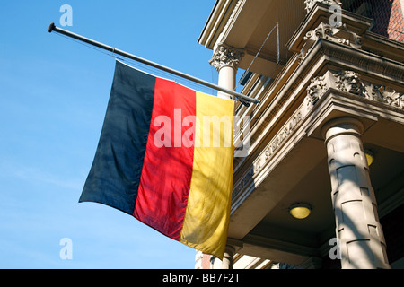 Symbolik, Gefühle, Trauer, Erinnerung, Flagge auf Halbmast, deutsche Flagge am Rathaus Sterkrade Hissen der Flagge zum Gedenken an die 15 Mordopfer aus dem Amoklauf an der Albertville-High-School in Winnenden 11.03.2009 fand ein Stockfoto