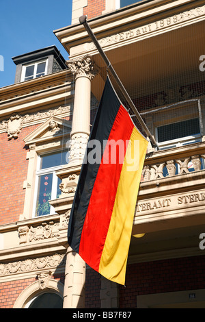 Symbolik, Gefühle, Trauer, Erinnerung, Flagge auf Halbmast, deutsche Flagge am Rathaus Sterkrade Hissen der Flagge zum Gedenken an die 15 Mordopfer aus dem Amoklauf an der Albertville-High-School in Winnenden 11.03.2009 fand ein Stockfoto