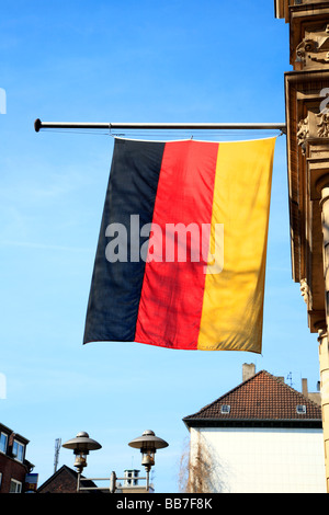 Symbolik, Gefühle, Trauer, Erinnerung, Flagge auf Halbmast, deutsche Flagge am Rathaus Sterkrade Hissen der Flagge zum Gedenken an die 15 Mordopfer aus dem Amoklauf an der Albertville-High-School in Winnenden 11.03.2009 fand ein Stockfoto