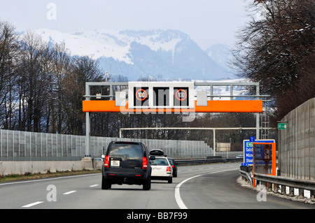 100 Kilometer pro Stunde, Geschwindigkeitsbegrenzung auf der Autobahn, Tirol, Österreich, Europa Stockfoto