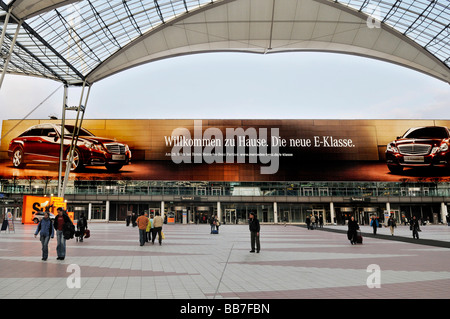 Mercedes-Benz Ad, Terminal 2, Flughafen MUC II München, Bayern, Deutschland, Europa Stockfoto