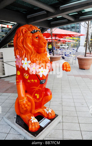 "touristische lion'with bandagierten Pfote, Loewenparade, Terminal 2, Flughafen MUC II, München, Bayern, Deutschland, Europa Stockfoto