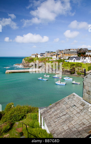 Ein Blick über den Hafen Port Isaac, ein Fischerdorf und beliebter Ferienort in Cornwall, England. Stockfoto