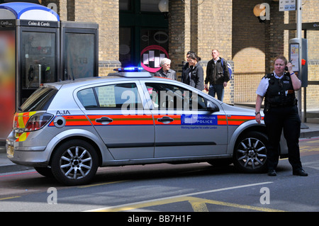 Polizistin neben Polizeiauto Steuerung des Verkehrs bei einem Zwischenfall Stockfoto