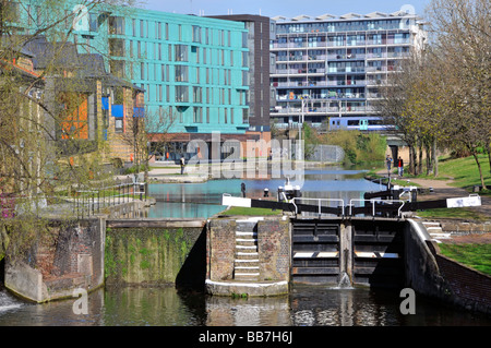 Die Regents canal Meile Ende Lock und Leinpfade mit Queen Mary University of London Gebäude neben Stockfoto