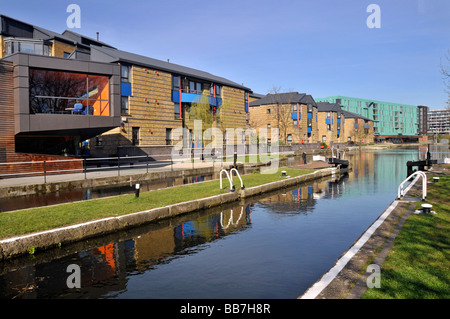 Die Regents canal Meile Ende Lock und Leinpfade mit Queen Mary University of London Gebäude neben Stockfoto