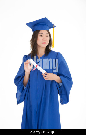 Asiatische Teenager begeistert von dem Studium auf weißem Hintergrund Stockfoto