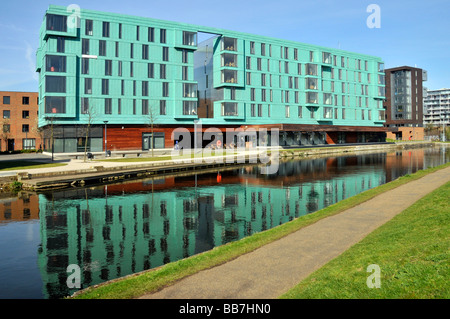 Die Regents canal Mile End Treidelpfade mit Queen Mary University of London Gebäude neben Stockfoto