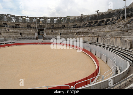 Antike Amphitheater, einer der am besten erhaltenen Beispiele der römischen Architektur in der Provence, Arles, Frankreich Stockfoto