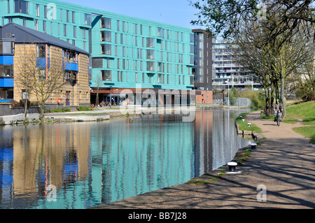 Die Regents canal Mile End Treidelpfade mit Queen Mary University of London Gebäude neben Stockfoto