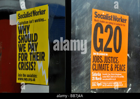 Auf Seite der Telefonzelle Socialist Worker Poster während des G20-Gipfels in London Stockfoto