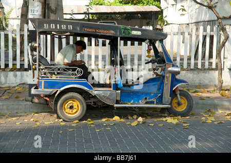 Ein TukTuk Fahrer nimmt sich eine Auszeit in den Rücken von seinem TukTuk Chiang Mai Thailand Stockfoto