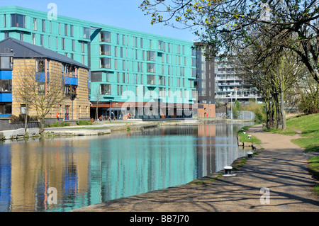 Die Regents canal Mile End Treidelpfade mit Queen Mary University of London Gebäude neben Stockfoto