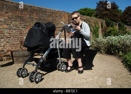 Frau liest die UK Regierung Schweinegrippe-Informationsblatt Stockfoto