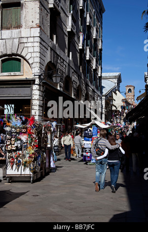 Stände in Straße führt nach Rialto Brücke Venedig Italien Stockfoto