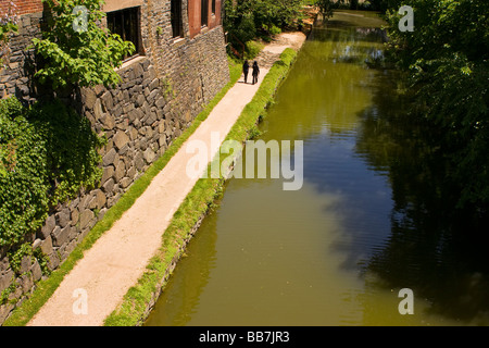 WASHINGTON DC USA Menschen gehen im C & O Kanal Leinpfad in Georgetown Stockfoto