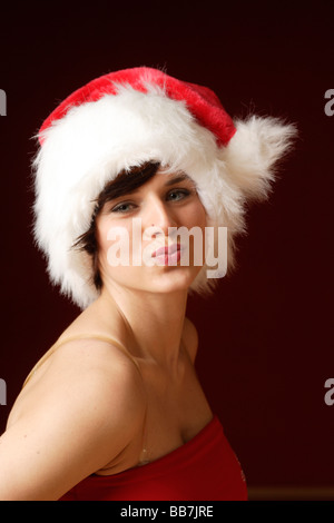 Lächelnde Frau, Mütze 23, tragen einen Weihnachtsmann, Porträt Stockfoto