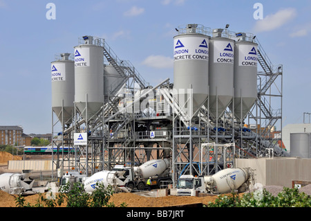 London Betonindustrie Standort Distributionsanlage mit Zementsilos Zuschlagstoffe Lagerung & Mischer Lieferung LKW Stratford East London England Großbritannien Stockfoto