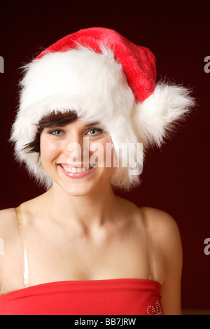 Lächelnde Frau, Mütze 23, tragen einen Weihnachtsmann, Porträt Stockfoto